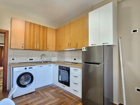 Affittasi Appartamento 2+1 | Fresk  Via Dalip Topi, con una superficie di 70 m², situato al 2° piano prezzo 40.000 leke