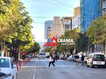 Shitet Dyqan buze rruge ne Qender, Rruga Barrikadave (ID 4171639)