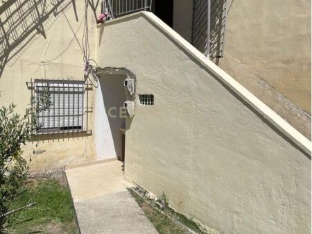 VENDESI APPARTAMENTO 3+1 CON CORTILE A SELITE