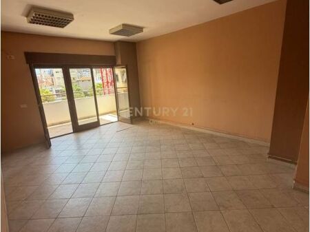 VENDESI APPARTAMENTO 2+1+2 NEL CENTRO DI TIRANA AL 9 PIANI
