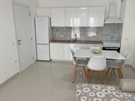 Appartamento 1+1 in Affitto – Farmacia 10 (Complesso Arlis) 5° Piano prezzo 50.000 lek ideale per coppia