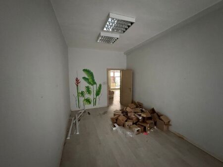 JEPET ME QIRA AMBIENT BIZNESI, 100 m² NË ISH-BLLOK – PRANË KAFE ROMA