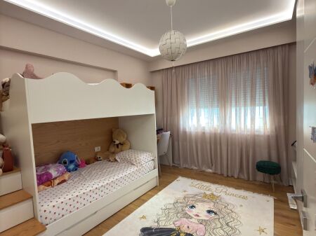 Shitet apartament 2+1 te Komuna e Parisit