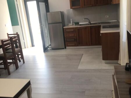 APARTAMENT 1+1. 40000 LEKE.ISH TREGU ELEKTIRK.KOMPLEKSI GRAND