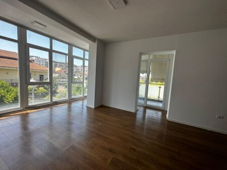 Office for rent – Kika 2, Komuna e Parisit!
