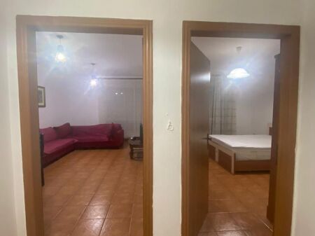 Pazari i Ri, jepet me qera apartament 1+1!