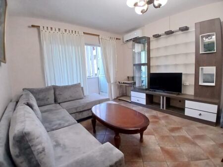 Apartament 1+1 me qera tek Komuna e Parisit
