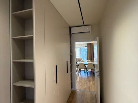 Bulevardi i Ri/Stacioni i Trenit, jepet em qera apartament modern 3+1+2 plus post parkimi.