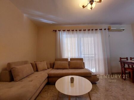 Jepet me qira apartament 1+1 pranë Pazarit të Ri, në Rrugën Luigj Gurakuqi.