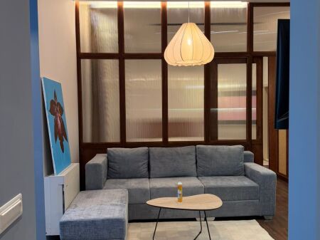 Appartamento 1+1 con Balcone in Affitto – Al 9° Piano Piazza Skenderbej