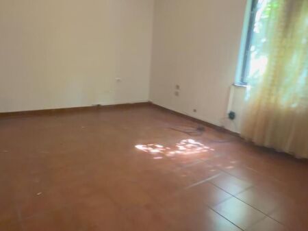 Appartamento 4+1+2+2 con balconi in vendita in Rruga e Kavajes, 21 Dhjetori.