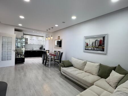 Apartament 1+1 + post parkimi per qera tek Pallatet E Verdha !