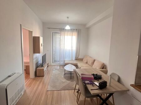 Jepet me Qira Apartament 1+1 tek Rezidenca Marga – Rruga Jordan Misja  Në Rezidencën Marga, në Rrugën Jordan Misja, jepet me qira një apartament 1+1, totalisht i mobiluar dhe gati për banim. Zona ofron akses të shpejtë me Bulevardin e Ri, qendrën e Tiranës dhe të gjitha shërbimet e nevojshme.  Organizimi: Sallon së bashku me ambientin e gatimit Ballkon me dalje nga salloni 1 dhomë gjumi 1 tualet  Apartamenti ofrohet totalisht i mobiluar, duke ofruar komoditet dhe funksionalitet për një jetesë të rehatshme.