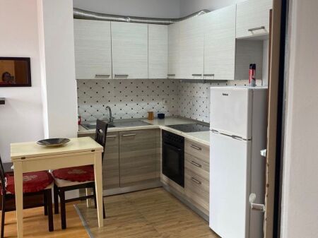 Jepet me qira apartament 1+1 në Xhamllil!