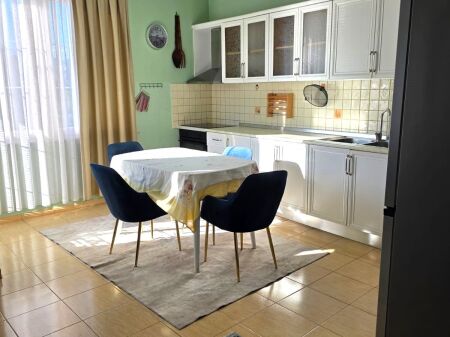  Appartamento 2+1 in Affitto ad Ali Dem vicino al Vecchio Mercato Elettrico, 600 mila leke