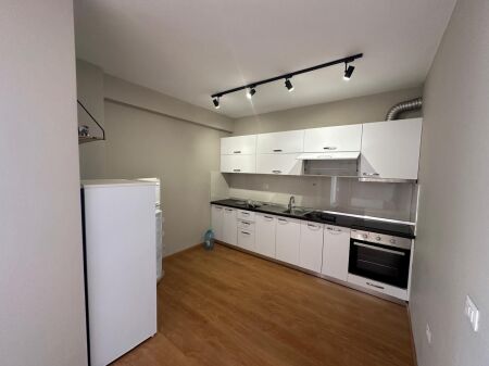 Ne zonen e 21 Dhjetorit,jepet me qera apartament,1+1+post parkimi,proces mobilimi.: 65,000Leke