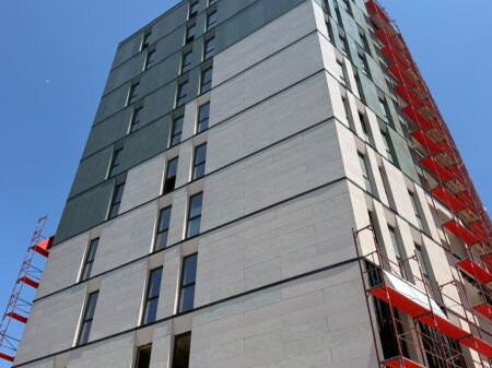  OKAZION – VETËM 1,650 €/m²!    SHITET APARTAMENT 3+1+2 ME 2 BALLKONE – RIVERSIDE RESIDENCE 