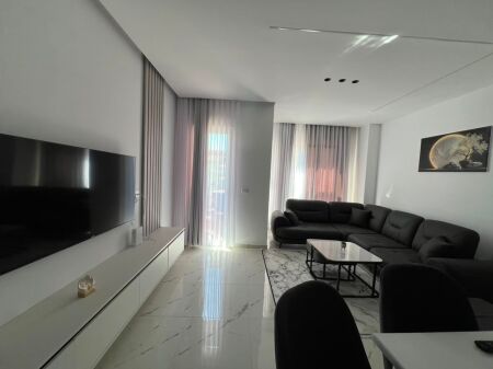  Jepet me qira apartament 2+1+2 + post parkimi   Kompleksi Aura Çmimi: 80.000 Lekë/muaj