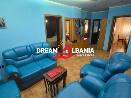 Shitet apartament 2+1+2 ne zonen e Bllokut prane Pallateve Agimi (ID 41212283)
