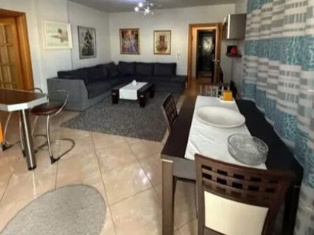 Tek Pallati me Shigjeta, jepet me qera apartament 2+1+2.