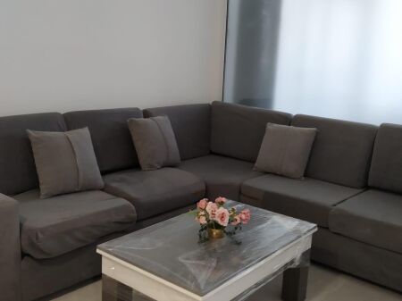 🏢Via Kavaja, dopo la Poliklinica N.9, affittasi appartamento 2+1 arredato. 65.000 lek.  
