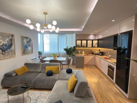Shitet Apartament Luksoz 2+1+2+ Parkim Komune Parisit