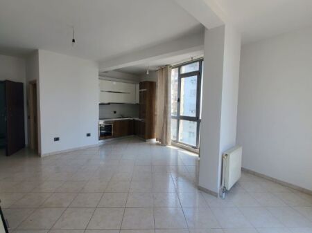 Locale in affitto Kika 2 strade principali !