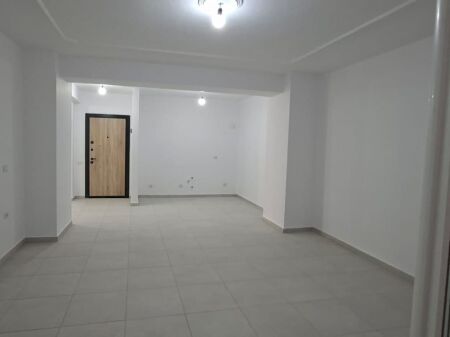 Shitet Apartament 3+1+2 pranë Tregut të Vogël Industrial!