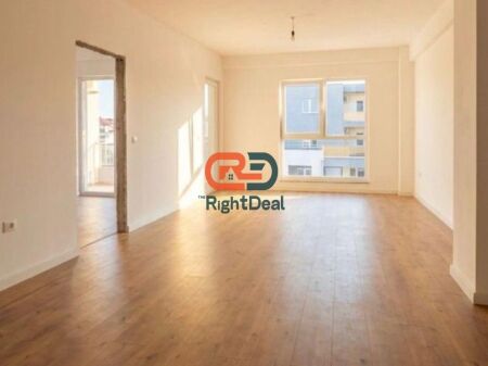 Ne Laprake, Tek Kompleksi Aura, Shitet Apartament 2+1 Me Investim Ekstra!
