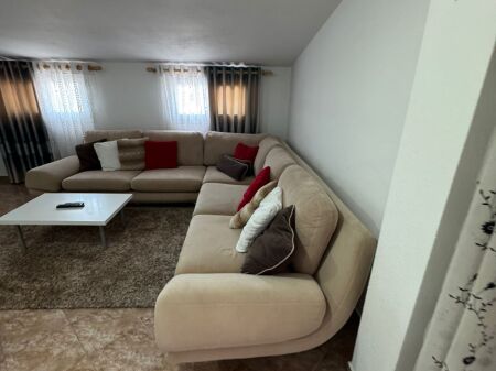Jepet me qira 2+1+1 Godine private 45.000 leke