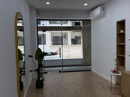 Locale Commerciale In Affitto Vicino a Piazza Skënderbej (Centro), Tirana – 600€ | 32 m²