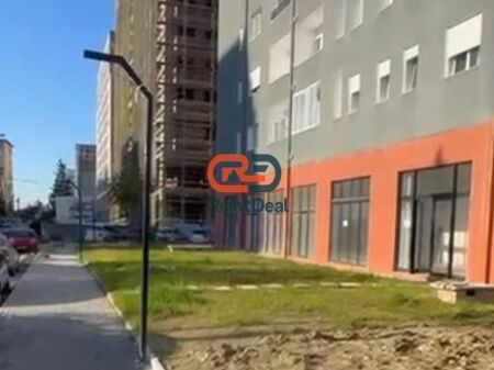 Presso l'ex Campo di Aviazione, si Affitta Unità Commerciale e 2 Posti Auto con Ottima Posizione!