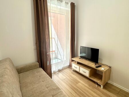 Jepet me qira 1+1 ne kompleksin Mangalem 38.000Leke