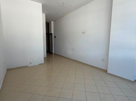 Jepet me qira ambient biznesi në Astir 450 €/muaj
