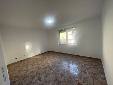 🏡 Jepet me qira apartament 2+1  📍 Rruga Ferit Xhajko, pranë SPAR💰 Çmimi: 50.000 Lekë/muaj
