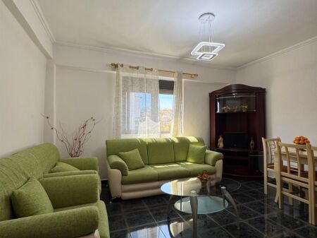 Shitet Apartament 2+1 me ballkon prane Spitalit Rajonal, Durrës!