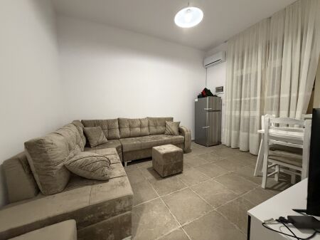 Jepet me Qira Apartament 1+1 📍Pranë QSUT, Rruga Ura