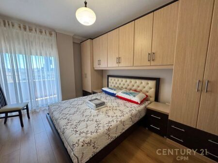 Apartament 1+1 me qira tek 9-kateshet, prane Pazarit te Ri!