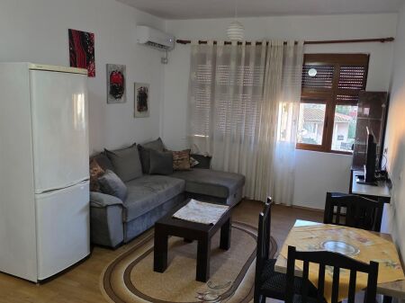 🏢Rruga Bardhyl,prane Mulliritt e Vjeter jepet me qera apartament,3+1,i mobiluar.50,000Leke