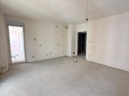Shitet apartament 1+1 tek Bulevardi i Ri