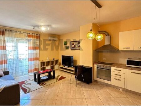 Apartament - Për Qira - Sheshi Avni Rustemi, Tiranë