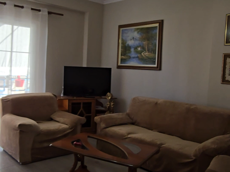 Apartament 2+1+3 ballkone per qera Rruga e Barrikadave !