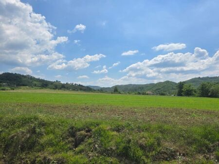 TOKË 10,000 m² NË PETRELË, JEPET ME % NE NDERTIM, AKSES I SHPEJT NGA TIRANA