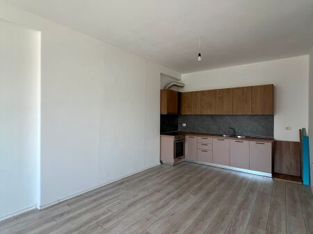 Jepet me qira apartamet 2+1+2 ne Yzberisht, Kompleksi Grand Galeri   Siperfaqja: 109m2 Kati: 4 (me ashensor) Jepet bosh per banim  Cmimi: 45.000 Leke/Muaj