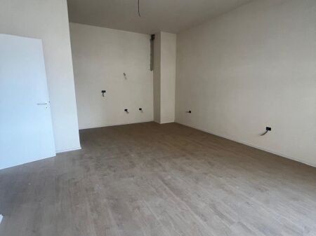  Appartamento 2+1+2 con Veranda in Vendita a Linzë, Tirana
