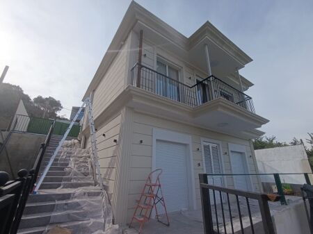 Luxurious 3-story villa for rent opposite Tegu behind Restaurant Quiet Nature