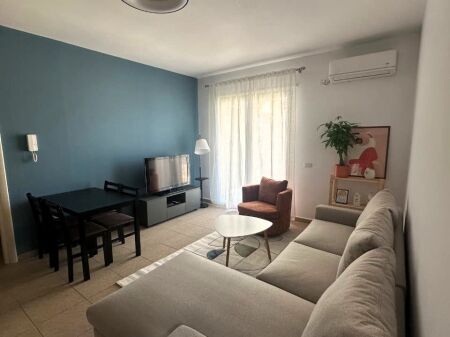  **Jepet me Qera Apartament Elegant 1+1 – Ish Stacioni i Trenit, Tiranë**