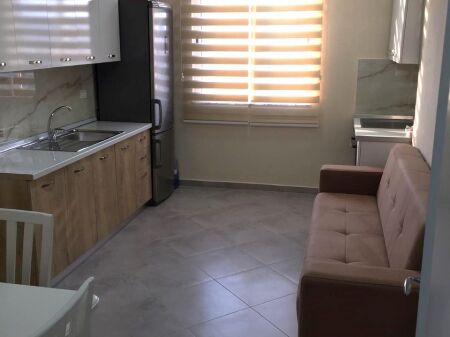 Perballe Ish Restorant Durresit,jepet me qera apartament 2+1,i mobiluar  50,000Leke