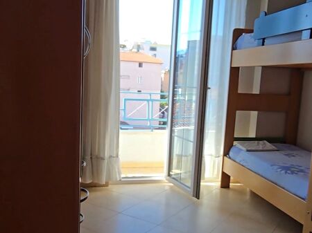 Apartament 2+1 me qira tek Rruga e Barrikadave