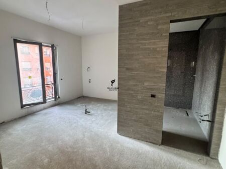 OFFICE FOR RENT 3+1+3 KAVAJES STREET 250,000 LEKE FH-83344
